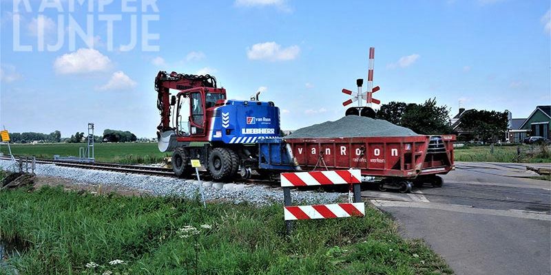 27k. Mastenbroek Bosjessteeg 7 juli 2017, vervoer grit voor pad naast spoor (foto Kasper Haar)