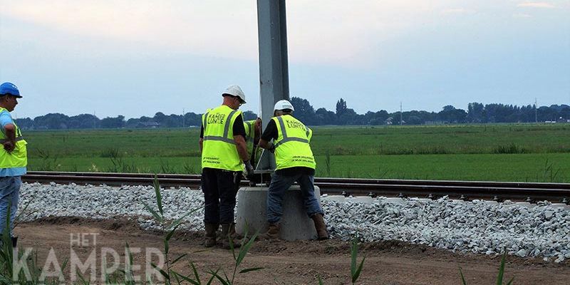 27p. Mastenbroek Bosjessteeg 6 juli 2017, plaatsen van mast op voet (foto Kasper Haar)