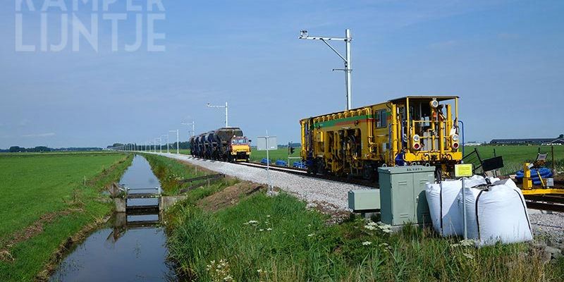 27u. Mastenbroek Bisschopswetering 7 juli 2017, stopmachine met grindtrein (foto Kasper Haar)