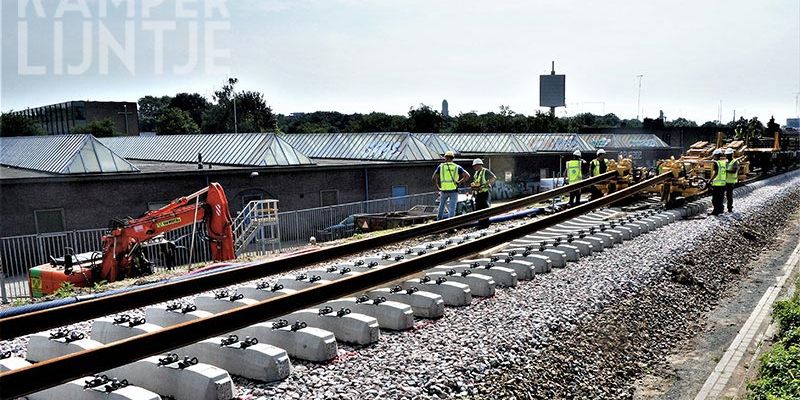 28v. Zwolle 10 juli 2017, het aanbrengen van spoorstaven op de spoordijk (foto K. Haar)