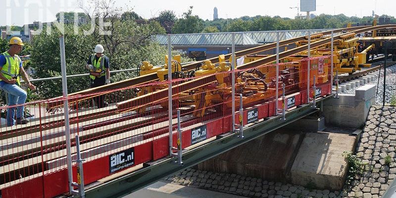 28z. Zwolle 10 juli 2017, rails worden naar voren geschoven (foto Kasper Haar)