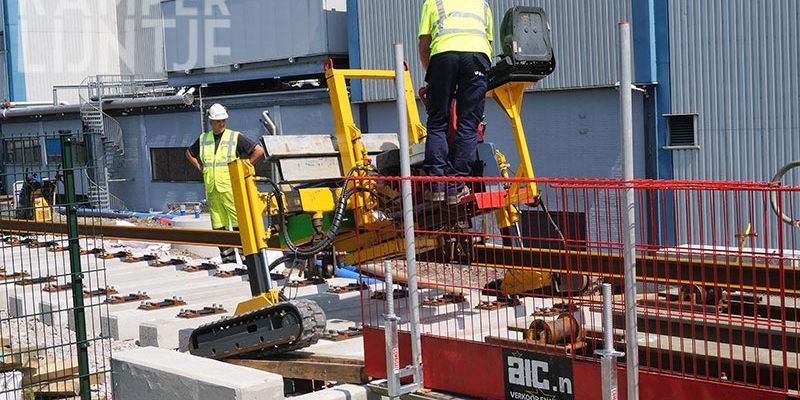 29b. Zwolle 10 juli 2017, van de spoorbrug Blaloweg afrijden (foto K. Haar)