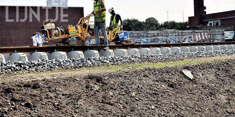 29d. Zwolle 10 juli 2017, de klemmen worden op de rails geplaatst en bouten vastgedraaid (foto K. Haar)