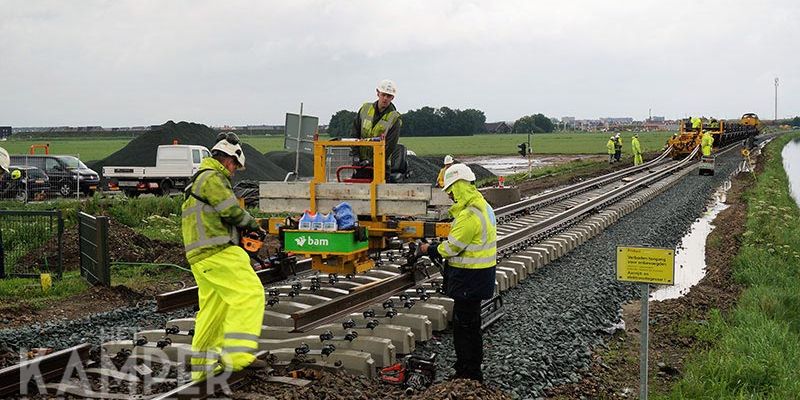 30b. Mastenbroek 14 juli 2017, de spoorstaven worden op hun plaats gebracht (foto K. Haar)