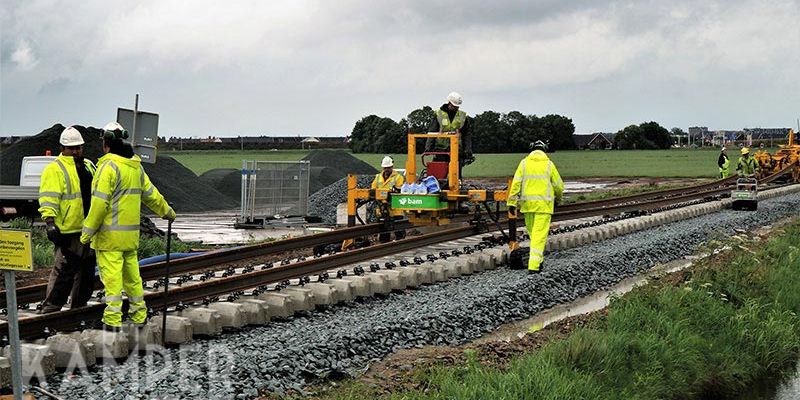 30e. Mastenbroek 14 jul 2017, de geleiders onder de staven worden verwijderd (foto K. Haar)