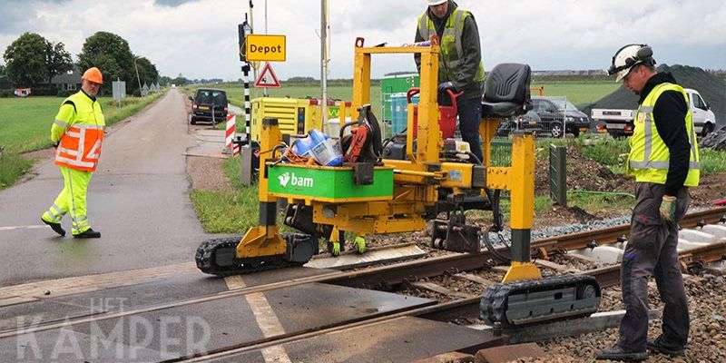 30f. Mastenbroek 14 juli 2017, de spoorgeleider passeert de overweg (foto K. Haar)