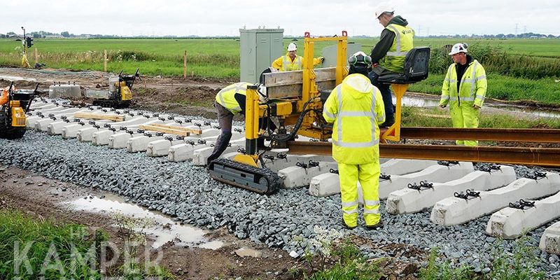 30i. Mastenbroek 14 juli 2017, de rails worden in de geleidmachine aangebracht (foto K. Haar)