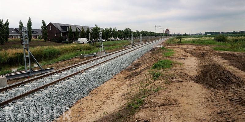 30n. Zwolle 16 juli 2017, het nieuwe spoor met geplaatste masten (foto K. Haar)