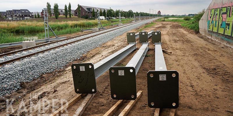 30o. Zwolle Stadshagen 16 juli 2017, klaargelegde masten onder viaduct Hasselterweg (foto K. Haar)