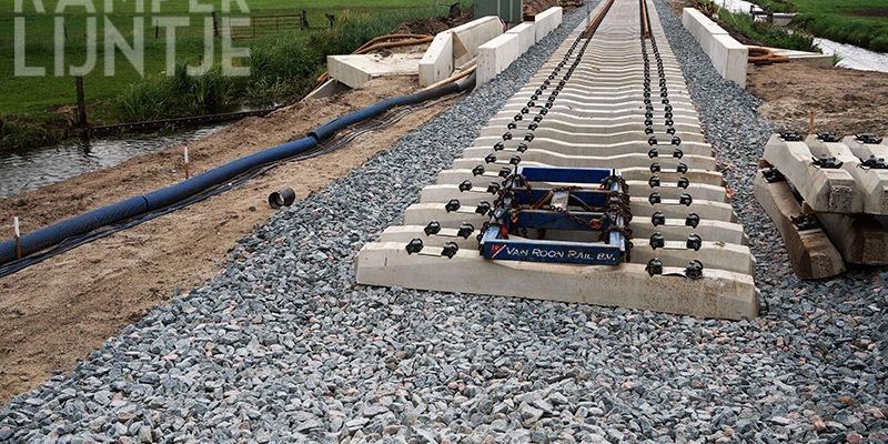 30u. Mastenbroek Bisschopswetering 16 juli 2017, de laatste ontbrekende schakel/rails (foto  K. Haar)