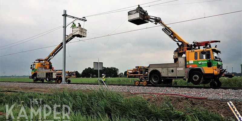 31c. Mastenbroek Bosjessteeg 16 juli 2017, de volgende tussendraad wordt aangebracht (foto K. Haar)