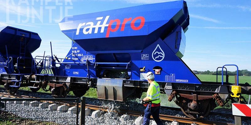 31n. Mastenbroek 17 juli 2017, het aanbrengen van ballast naast de rails (foto K. Haar)