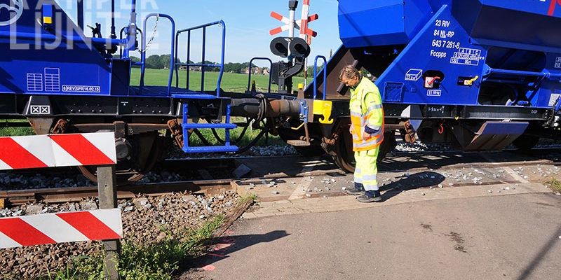 31o. Mastenbroek 17 juli 2017, een klep bleef hangen, grind op de overweg (foto K. Haar)