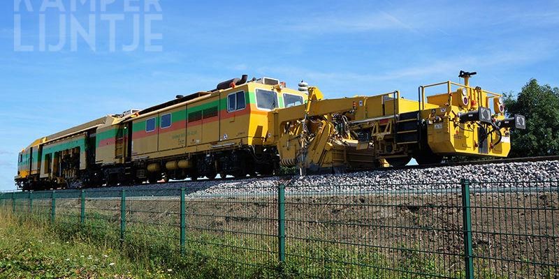 31w. Zwolle 17 juli 2017, de stopmachine aan het werk op de spoordijk (foto K. Haar)