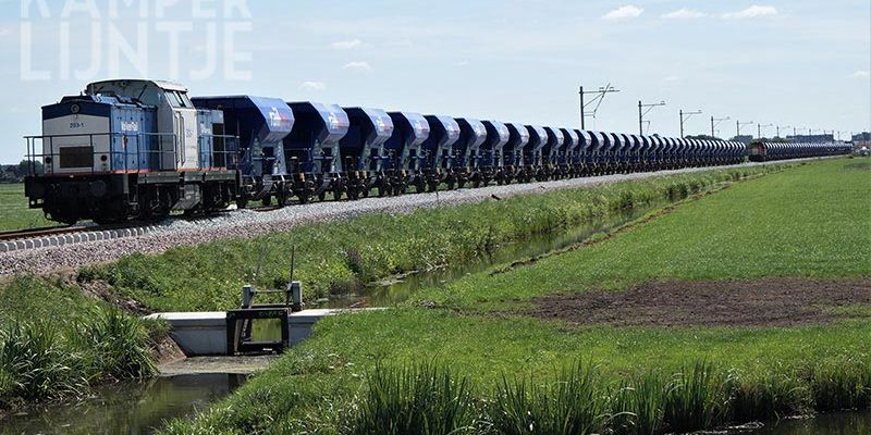 32d. Mastenbroek Bisschopswetering 17 juli 2017, twee grindtreinen staan te wachten (foto K. Haar)