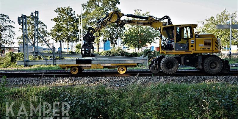 32i. Zwolle 17 juli 2017, de masten voor de spoordijk worden geladen (foto K. Haar)