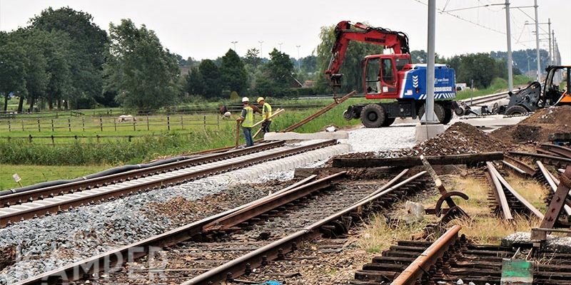 33d. Kampen 19 juli 2017, een nieuwe rail wordt aangebracht (foto Kasper Haar)