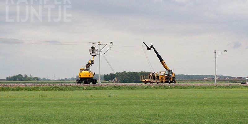 32l. Mastenbroek Bisschopswetering 20 juli 2017, de bovenste draden worden aangebracht (foto K. Haar)