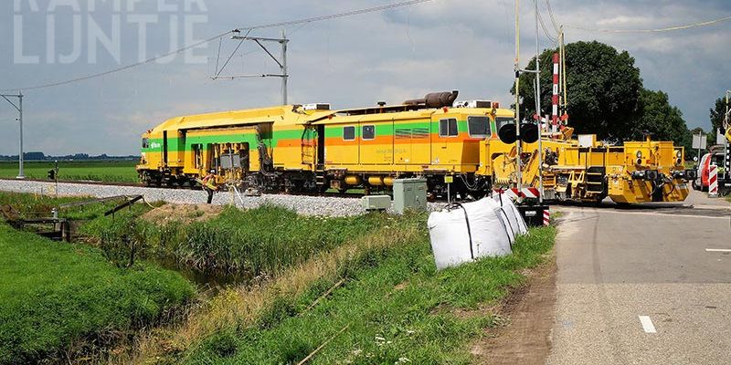 35b. Mastenbroek 24 juli 2017, de stopmachine passeert overweg Bisschopwetering (foto K. Haar)