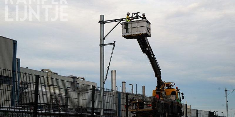 35r. Zwolle 26 juli 2017, het plaatsen van beugels voor bedrading (foto K. Haar)