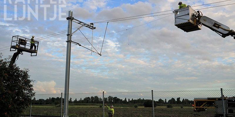 35w. Zwolle Stadshagen 27 juli 2017, de ophangdraad wordt aangebracht (foto Kasper Haar)