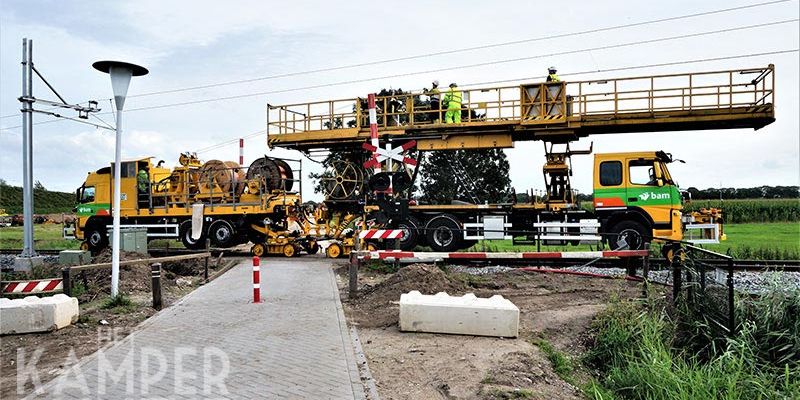 36b. Zwolle Scholtensteeg 28 juli 2017, het trekken van rijdraden 2 (foto Kasper Haar)