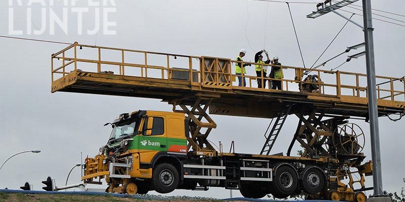 36e. Zwolle 29 juli 2017, hangdraden worden bevestigd (foto K. Haar)