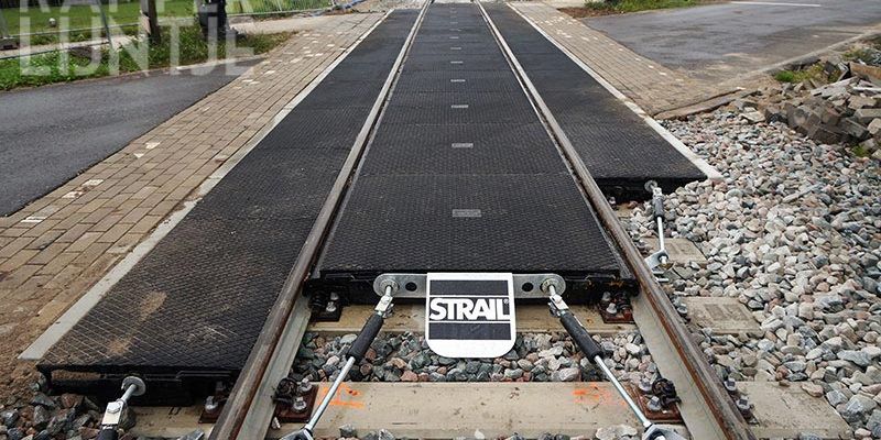 36g. Mastenbroek Bisschopswetering 29 juli 2017: geluiddempende rubberen bevloering in overweg (foto K. Haar)