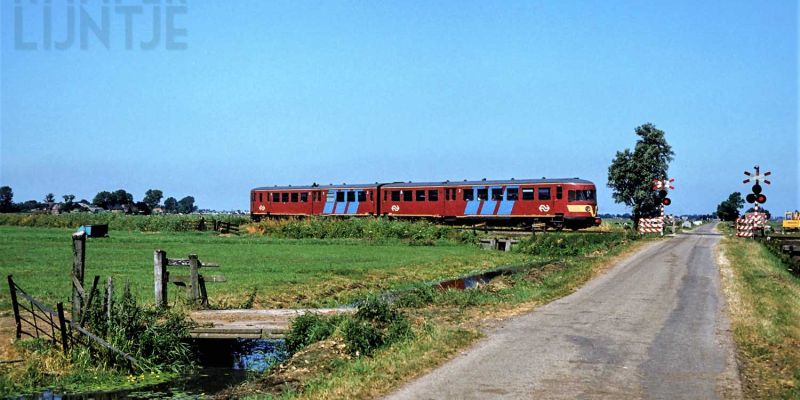 1 i. IJsselmuiden 22-7-1983, DE2 NS 71 ter hoogte van de Bosjessteeg op weg naar Zwolle (foto Paul van Baarle)