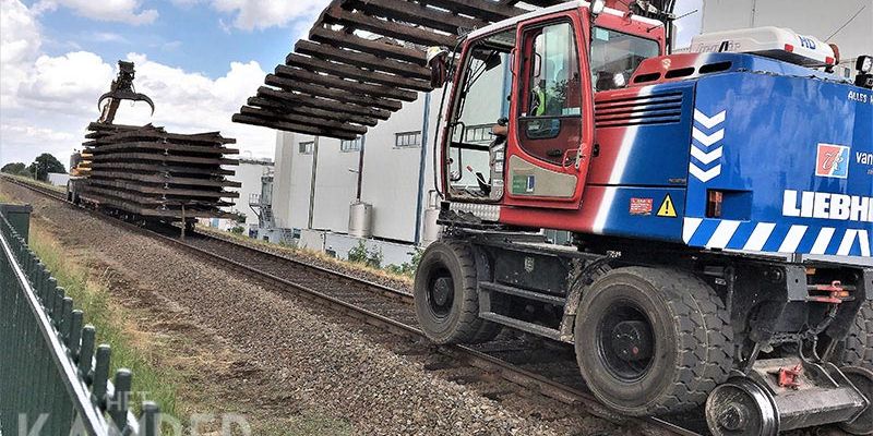 22b. Zwolle 5 juni 2017, het spoor wordt in stukken van ca. 20 m afgevoerd (foto Kasper Haar)