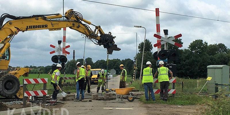 37d. Westenholte 11 augustus 2017, overweg Scholtensteeg wordt onderhanden genomen (foto K. Haar)