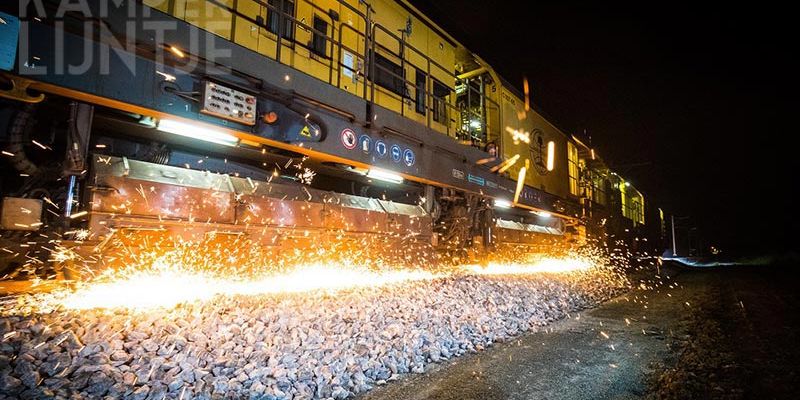 37j. Kampen nacht 15/16 augustus, de slijptrein aan het werk (foto ProRail)