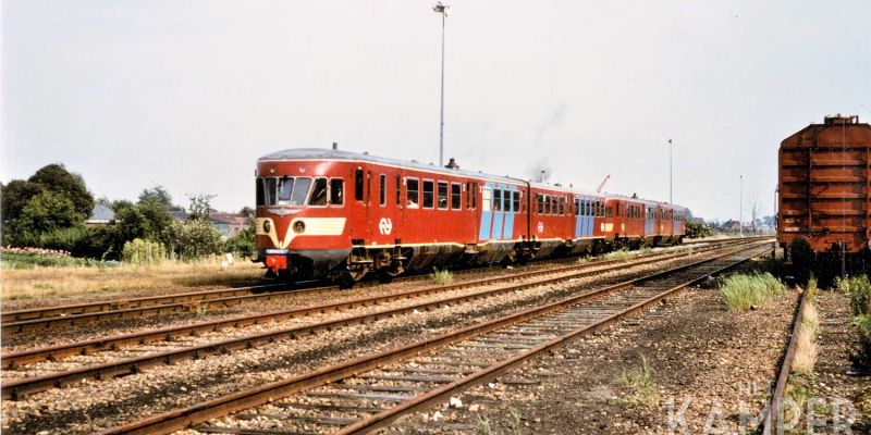 1M. IJsselmuiden ca. 1985, twee onbekende rode DE2 stellen vertrekken richting Zwolle (coll. K. Haar)